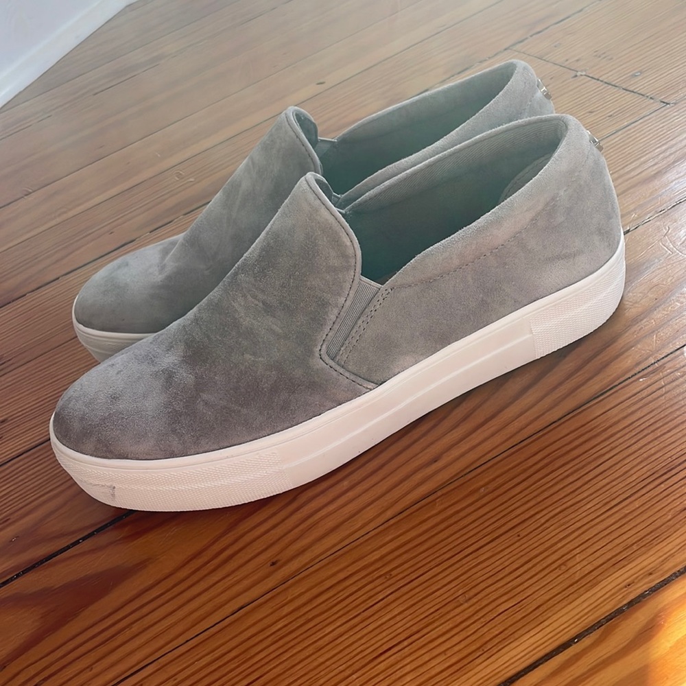Steve Madden grey velvet gills